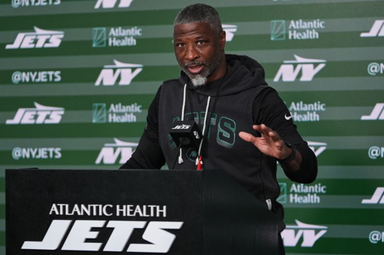 ARCHIVO - El entrenador en jefe de los Jets de Nueva York Aaron Glenn durante una rueda de prensa, el 8 de mayo de 2026, en Florham Park, Nueva Jersey. (AP Foto/Frank Franklin II)