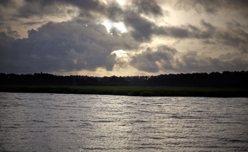 ARCHIVO - El amanecer en Sapelo Island, Georgia, una comunidad Gullah-Geechee, el 10 de junio de 2013. (Foto AP/David Goldman, Archivo)
