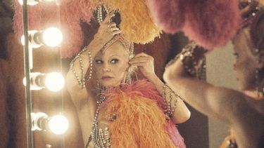 En esta imagen publicada por Roadside Attractions, Pamela Anderson en una escena de The Last Showgirl. (Zoey Grossman/Roadside Attractions via AP)