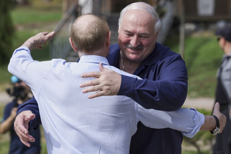 El presidente ruso Vladímir Putin, al frente, abraza al presidente de Bielorrusia, Alexander Lukashenko, en su visita al skete de Smolensky en el monasterio de Valaam, en la isla del mismo nombre en el lago Ladoga, República de Karelia, Rusia, el viernes 1 de agosto de 2025. (Gavriil Grigorov, Sputnik, Kremlin Pool Foto vía AP)