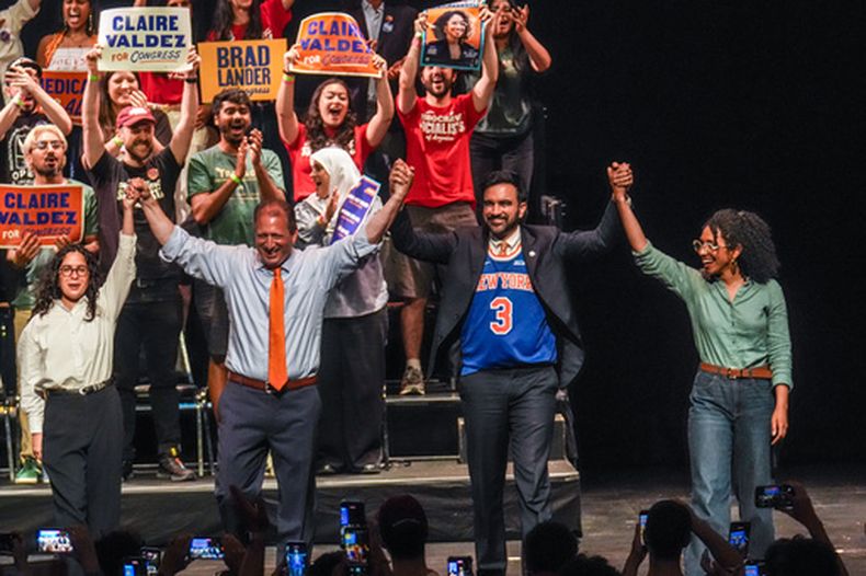 Los candidatos congresionales demócratas Claire Valdez, Brad Lander y Darializa Avila Chevalier en el podio con el alcalde la ciudad de Nueva York Zohran Mamdani en el vecindario de Brooklyn de esa ciudad, el 18 de junio del 2026. (AP foto/Ryan Murphy)