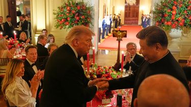 El presidente de Estados Unidos, Donald Trump, estrecha la mano a su homólogo chino, Xi Jinping, durante una cena de Estado en la sala Este de la Casa Blanca, el 24 de septiembre d 2026, en Washington. (AP Foto/Alex Brandon)