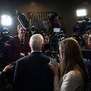 ARCHIVO - El ex vicepresidente estadounidense Mike Pence, centro, habla con los medios el 15 de febrero de 2023, en Cedar Rapids, Iowa. (AP Foto/Charlie Neibergall, File)