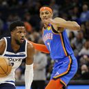 Beasley logra marca de triples de Wolves ante Thunder