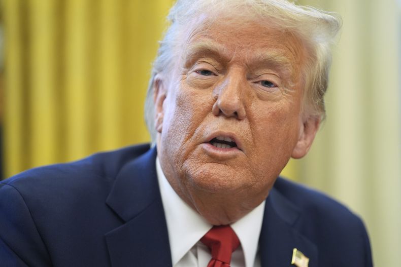 El presidente estadounidense Donald Trump en la Oficina Oval en la Casa Blanca en Washington el 3 de febrero del 2025. (AP foto/Evan Vucci)