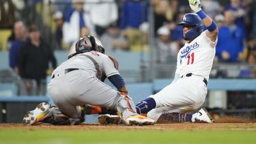 El venezolano Miguel Rojas (11), de los Dodgers de Los Ángeles, es puesto out por el receptor de los Astros de Houston, el puertorriqueño Martín Maldonado, en la cuarta entrada del partido en Los Ángeles, el viernes 23 de junio de 2023. (AP Photo/Jae C. Hong)