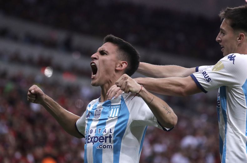 Matías Rojas de Racing Club de Argentina festeja su gol contra Flamengo de Brasil en la Copa Libertadores, el jueves 8 de junio de 2023, en Río de Janeiro. (AP Foto/Bruna Prado)