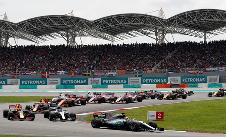 ARCHIVO - El piloto de Mercedes Lewis Hamilton lidera en la tercera curva del Gran Premio de Malasia, el domingo 1 de octubre de 2017, en el circuito de Sepang. (AP Foto/Vincent Thian)