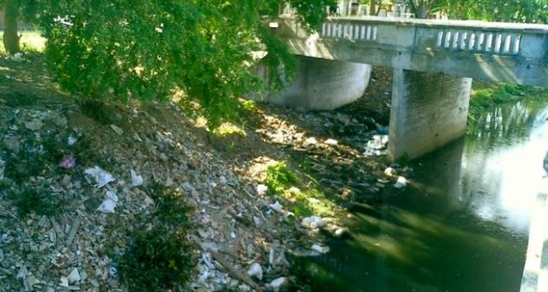Antiguos símbolos de Santa Clara, los ríos de la ciudad son hoy cultivo de infecciones y enfermedades.