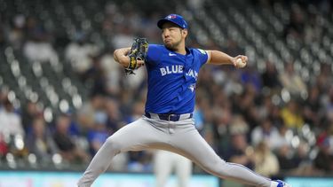 El lanzador de los Azulejos de Toronto, Yusei Kikuchi, lanza durante la primera entrada contra los Cerveceros de Milwaukee, el martes 11 de junio de 2024, en Milwaukee. (AP Foto/Morry Gash)
