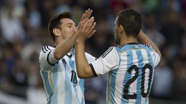 americateve | El jugador de Argentina, Lionel Messi, izquierda, festeja con su compa&ntilde;ero Sergio Ag&uuml;ero tras anotar un gol contra Eslovenia en un amistoso el s&aacute;bado, 7 de junio de 2014, en La Plata. (AP Photo/Eduardo Di Baia)