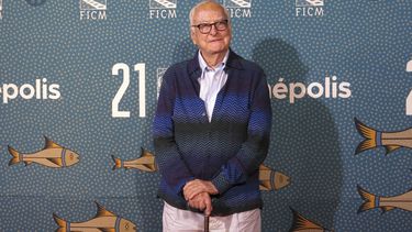 El director y guionista estadounidense James Ivory posa en la alfombra roja de su documental A Cooler Climate en el Festival Internacional de Cine de Morelia en Morelia, México, el 24 de octubre de 2023. (Foto AP/Berenice Bautista)