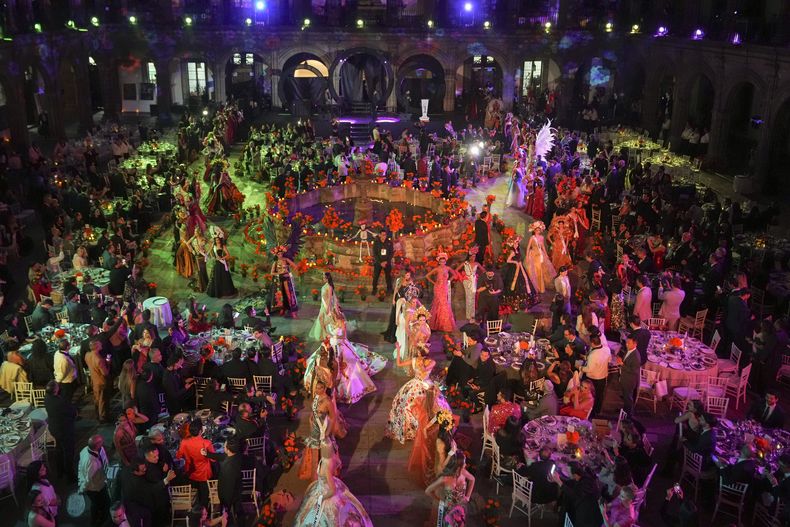 Las concursantes de Miss Universo participan en La Gala de las Catrinas para celebrar el Día de Muertos a días de la 73a edición de Miss Universo en la Ciudad de México el 1 de noviembre de 2024. (Foto AP/Eduardo Verdugo)