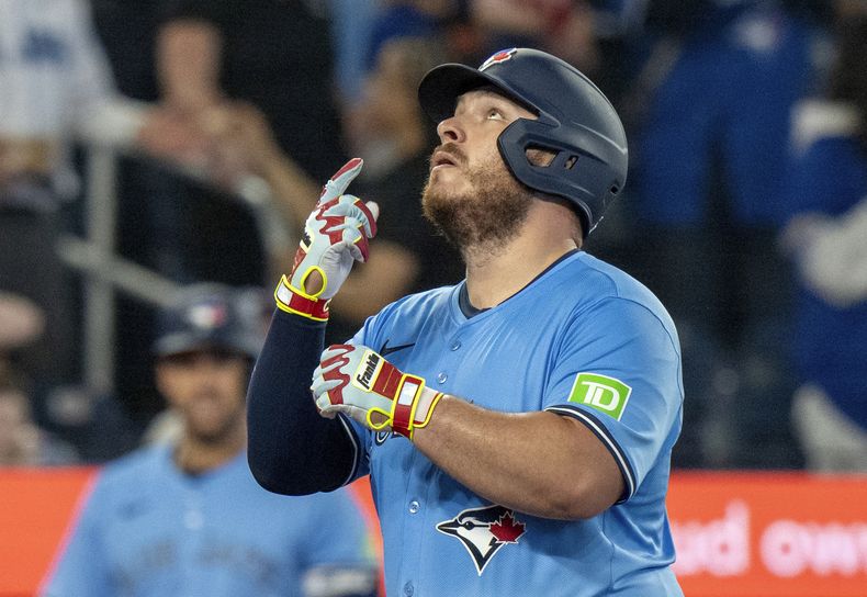 Alejandro Kirk, de los Azulejos de Toronto, celebra después de su jonrón solitario mientras cruza el plato en la segunda entrada del juego contra los Dodgers de Los Ángeles en Toronto, el domingo 28 de abril de 2024. (Frank Gunn/The Canadian Press vía AP)