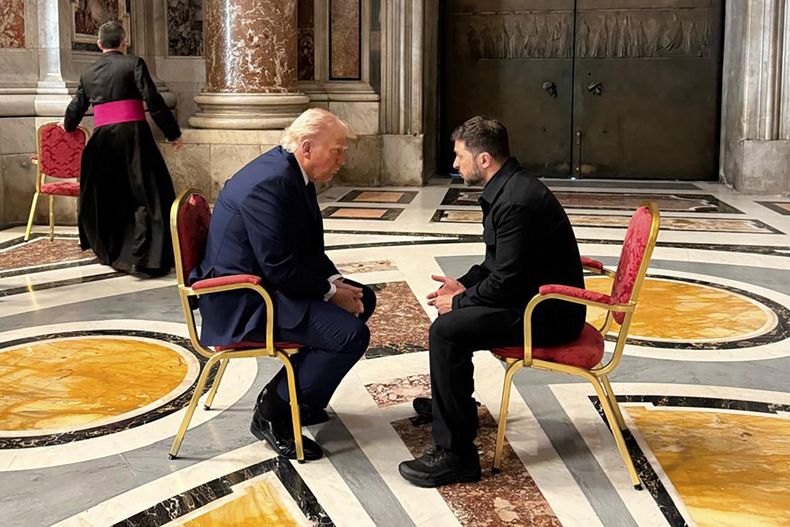 En esta fotografía difundida por la oficina de prensa de la presidencia de Ucrania, el mandatario ucraniano Volodymyr Zelenskyy, a la derecha, y su homólogo estadounidense Donald Trump, conversan en el marco del funeral del papa Francisco, el sábado 26 de abril de 2025, en el Vaticano. (Oficina de prensa de la presidencia ucraniana vía AP)