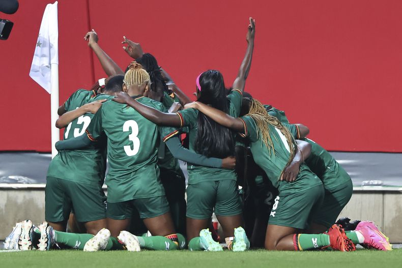 Jugadoras de Zambia celebran luego de anotar el 2do gol durante el partido amistoso internacional frente a Alemania en Furth. Viernes 7 de julio de 2023. (Daniel Karmann/dpa via AP)