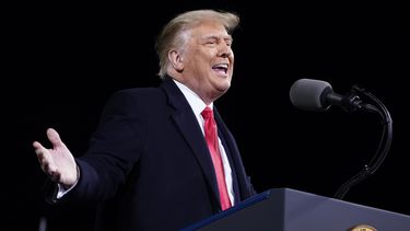 AP Verifica: Trump llena de falsedades un mitin en Georgia