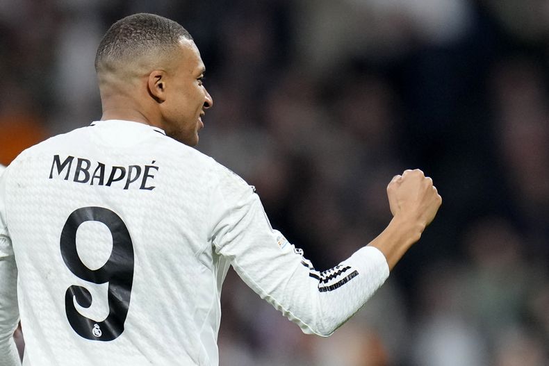 El delantero del Real Madrid Kylian Mbappé celebra tras anotar un gol en el partido de Liga de Campeones contra el Manchester City, en el estadio Santiago Bernabéu, en Madrid, el 19 de febrero de 2025. (AP Foto/Manu Fernández)