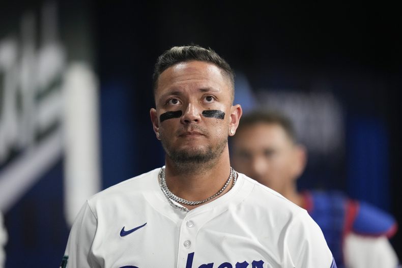 El venezolano Miguel Rojas, de los Dodgers de Los Ángeles, mira la pizarra en el juego ante la selección de Corea del Sur, el lunes 18 de marzo de 2024, en Seúl (AP Foto/Ahn Young-Joon)