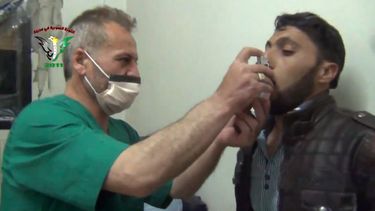 americateve | Foto de Shaam News Network difundida el 18 de abril del 2014 de un sirio atendido en Kfar Zeita, una aldea insurgente en la provincia de Hama, a unos 200 kil&oacute;metros (125 millas) al norte de Damasco. (Foto AP/Shaam News Network)