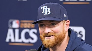 El lanzador de los Rays de Tampa Bay, Drew Rasmussen, habla con los medios antes del entrenamiento para la serie de campeonato de la Liga Americana de béisbol contra los Guardianes de Cleveland, el domingo 11 de octubre de 2026, en St. Petersburg, Florida. (Foto AP/Chris OMeara)
