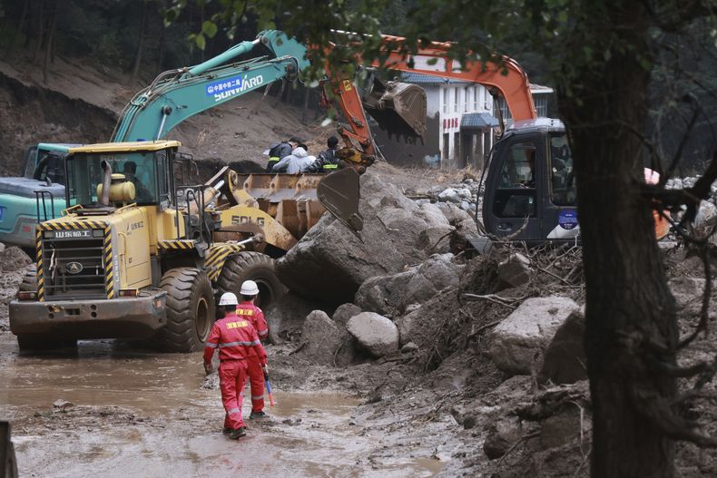 En esta imagen, distribuida por la agencia de noticias estatal china Xinhua, rescatistas trabajan para abrir una carretera dañada por torrentes procedentes de la montaña tras intensas lluvias en el condado de Yuzhong, en la provincia noroccidental china de Gansu, el 8 de agosto de 2025. (Jin Wangui/Xinhua vía AP)