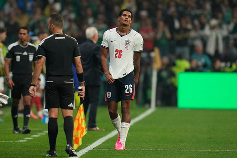 El inglés Jarell Quansah tras ser expulsado en el partido contra México en los octavos de final del Mundial, el domingo 5 de julio de 2026, en la Ciudad de México. (AP Foto/Ricardo Mazalán)
