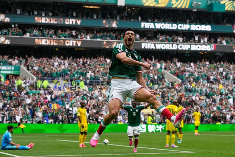 El mexicano Raul Jimenez celebra tras anotar en el encuentro ante Sudáfrica en el Grupo A de la Copa Mundial el jueves 11 de junio del 2026. (AP Foto/Natacha Pisarenko)