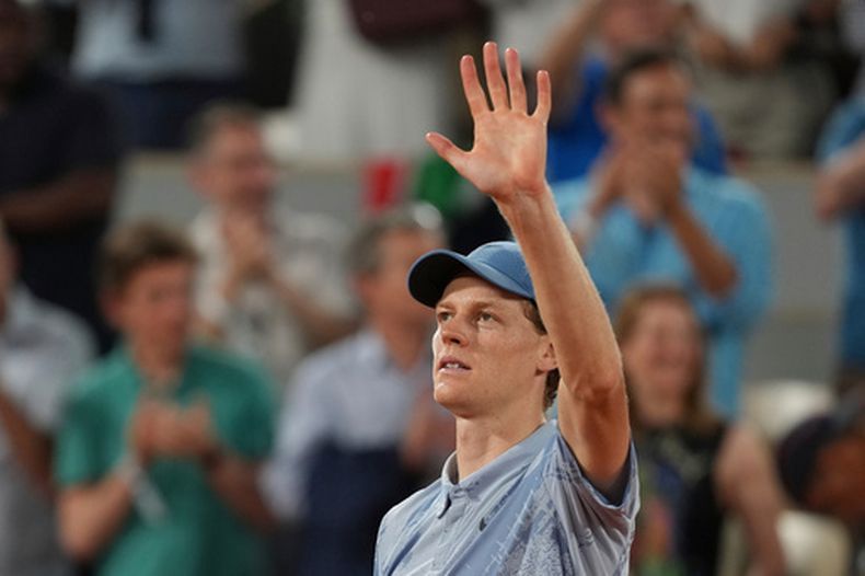 El italiano Jannik Sinner celebra luego de ganar su duelo del Abierto de Francia ante el local Clement Tabur, el martes 26 de mayo de 2026 en París (AP Foto/Thibault Camus)