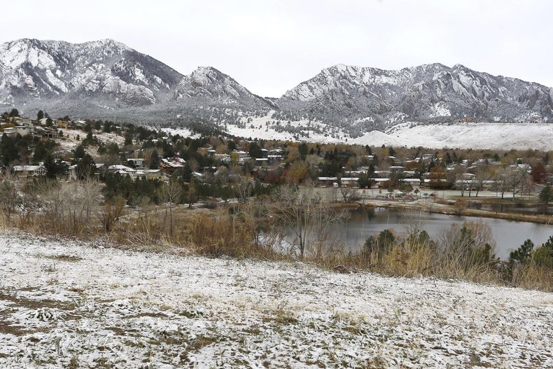 ARCHIVO - La formación montañosa Flatirons cubierta de nieve después de una noche de ligera nevada, en Boulder, Colorado, el 17 de noviembre de 2015. (Foto AP/Brennan Linsley)