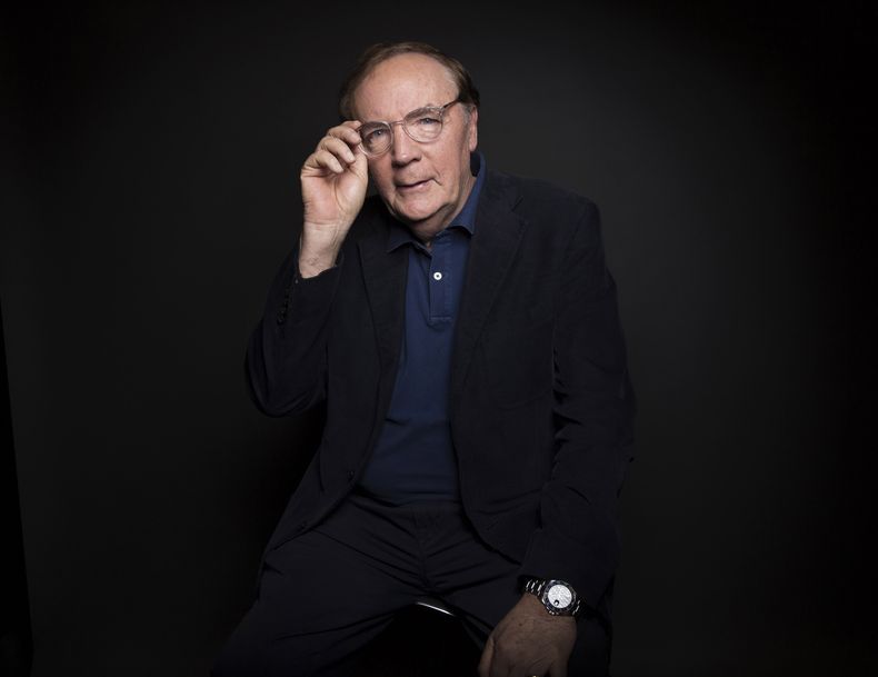ARCHIVO - El autor James Patterson posa para un retrato en Nueva York el 30 de agosto de 2016. (Foto Taylor Jewell/Invision/AP, archivo)