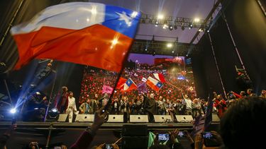 Chilenos deciden entre una nueva Constitución o la vigente