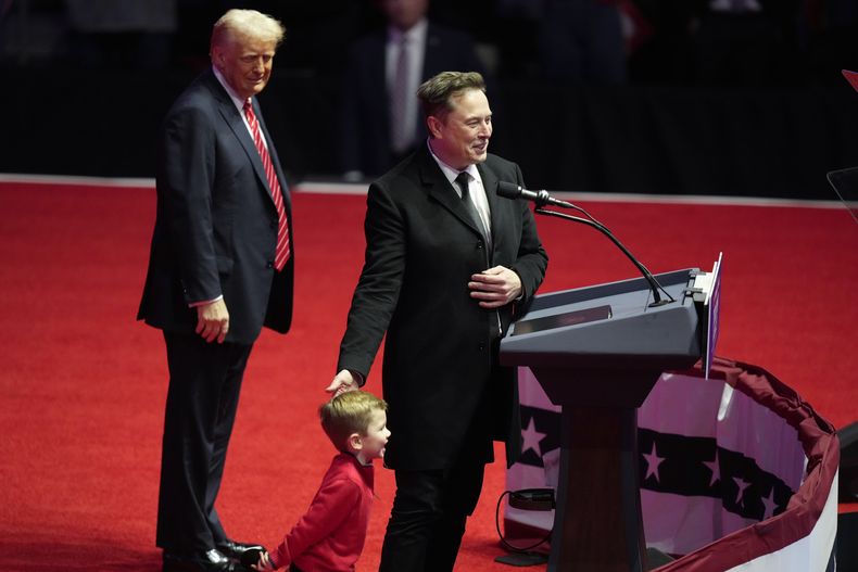 ARCHIVO - Elon Musk, con su hijo X Æ A-Xii, habla mientras el presidente electo Donald Trump lo escucha en un mitin antes de la 60ma Investidura Presidencial de Estados Unidos, el domingo 19 de enero de 2025, en Washington. (AP Foto/Alex Brandon, archivo)