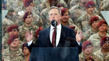 ARCHIVO - El secretario del Ejército de Estados Unidos, Dan Driscoll, habla durante la celebración America 250 el 10 de junio de 2025, en Fort Bragg, Fayetteville, Carolina del Norte. (AP Foto/Karl DeBlaker, archivo)