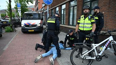 La policía detiene a un aficionado marroquí tras un juego en el Mundial entre Holanda y Marruecos, en La Haya, Holanda, el martes 30 de junio de 2026. (AP Foto/Mouneb Taim)