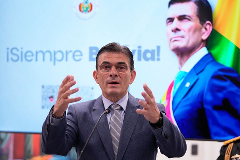 ARCHIVO - El presidente boliviano Rodrigo Paz ofrece una conferencia de prensa en el palacio de gobierno en La Paz, Bolivia, el lunes 6 de abril de 2026. (AP Foto/Juan Karita, Archivo)