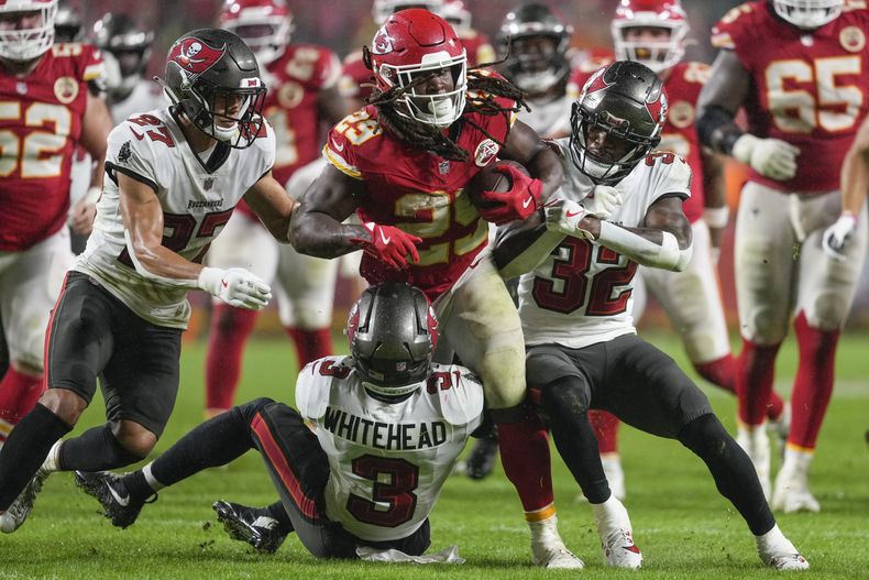 Kareem Hunt (29), de los Chiefs de Kansas City, corre sobre Jordan Whitehead (3), de los Buccaneers de Tampa Bay, durante la segunda mitad del juego de la NFL, el lunes 4 de noviembre de 2024, en Kansas City, Missouri. (AP Foto/Ed Zurga)