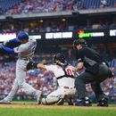 Freeman y Urías dan triunfo a Dodgers ante Filis