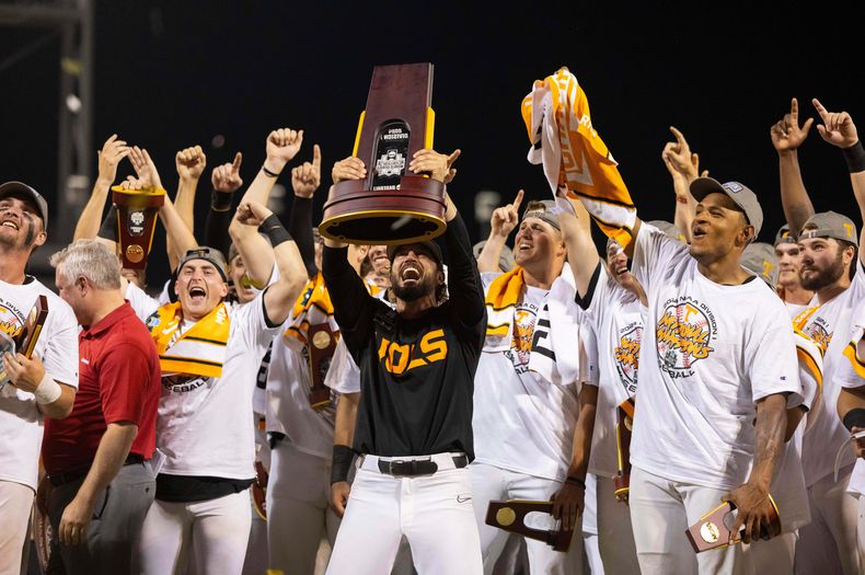 ARCHIVO - Tony Vitello, coach de la Universidad de Tennessee, alza al trofeo de campeones tras la victoria 6-5 ante Texas A&M en la Serie Mundial Universitaria, el 24 de junio de 2024, en Omaha, Nebraska. (AP Foto/Rebecca S. Gratz)