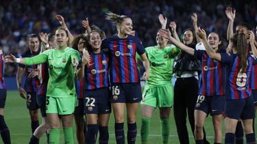 Las jugadoras del Barcelona tras el empate 1-1 contra Chelsea para avanzar a la final de la Liga de Campeones femenina, el jueves 27 de abril de 2023, en el estadio Camp Nou. El Barcelona ganó 2-1 en el marcador global. (AP Foto/Joan Monfort)