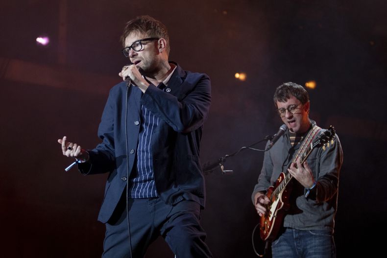 Damon Albarn, izquierda, de la banda de rock británica Blur durante su concierto en el festival Corona Capital en la Ciudad de México, el sábado 18 de noviembre de 2023. (Foto AP/Alejandro Godinez)