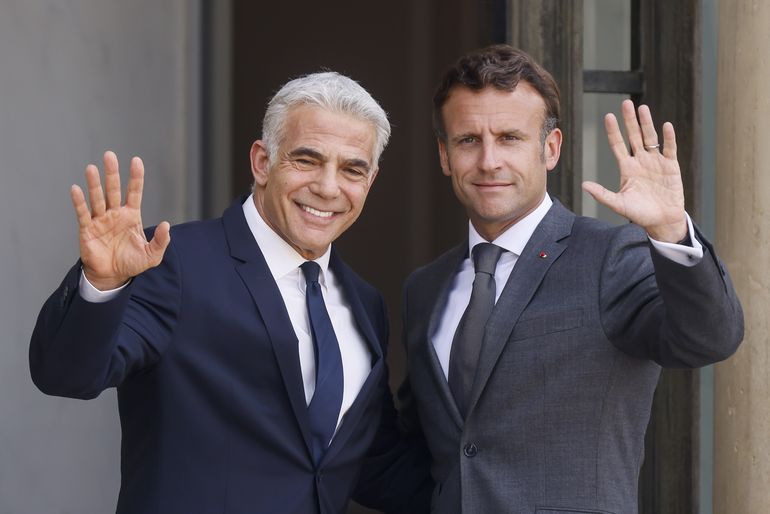 Lapid se reúne con Macron en 1er viaje al exterior
