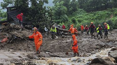 Rescatistas buscan a personas desaparecidas tras las tormentas en Yecheon, Corea del Sur el 15 de julio de 2023. (Departamento de Bomberos de Gyeongbuk, via Yonhap AP)