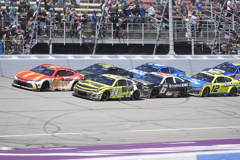 Tyler Reddick lidera el grupo en un reinicio en tiempo extra durante una carrera de autos de la NASCAR Cup Series en Michigan International Speedway, el lunes 19 de agosto de 2024, en Brooklyn, Michigan. (AP Foto(/Carlos Osorio)