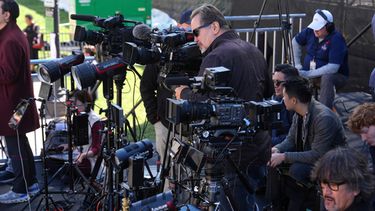Trabajadores de televisoras preparan su equipo antes de que lleguen el presidente de Estados Unidos, Donald Trump; la primera dama, Melania Trump; el presidente de China, Xi Jinping, y su esposa, Peng Liyuan, al Museo de Archivos Nacionales, el viernes 25 de septiembre de 2026, en Washington. (AP Foto/Julia Demaree Nikhinson)