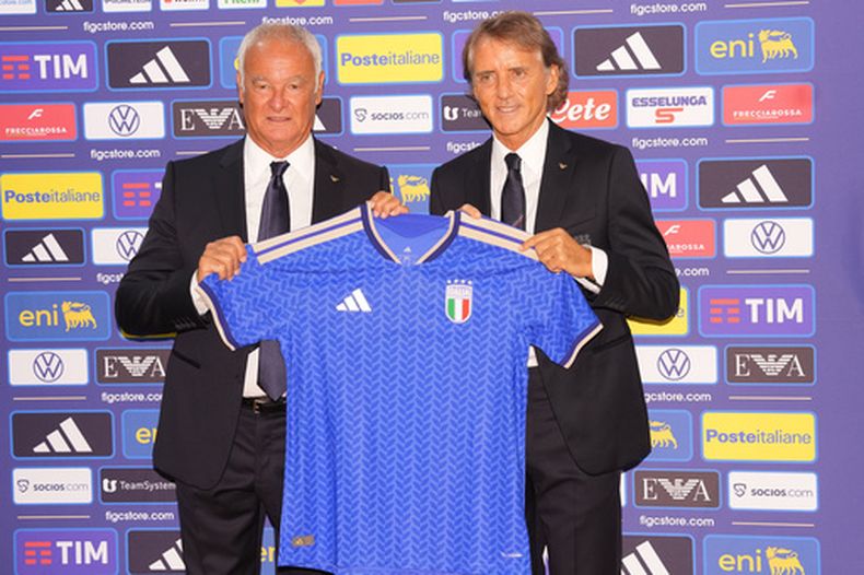 El nuevo técnico de la selección de Italia Roberto Mancini (derecha) y el nuevo director deportivo Claudio Ranieri posan durante una rueda de prensa, el miércoles 29 de julio de 2026, en Roma. (Alfredo Falcone/LaPresse vía AP)