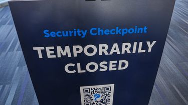 Un letrero colocado cerca de la zona de control de la TSA en el Aeropuerto Internacional de Filadelfia, el miércoles 5 de noviembre de 2025. (AP Foto/Matt Rourke)