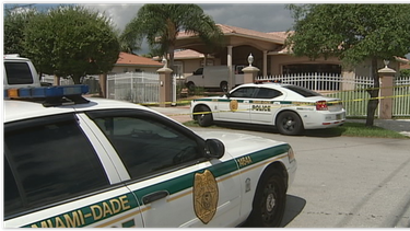dos hombres que se hicieron pasar por policias para robar en una casa del doral