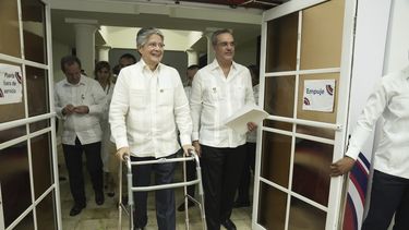 ARCHIVO - El presidente Ecuador, Guillermo Lasso, a la izquierda, y el presidente de República Dominicana, Luis Abinader, a su llegada para la conferencia de prensa de conclusión de la vigésimo octava Cumbre Iberoamericana, en Santo Domingo, República Dominicana, el sábado 25 de marzo de 2023. Lasso enfrenta una iniciativa de juicio político en la Asamblea Nacional. (AP Foto/Ariana Cubillos, Archivo)