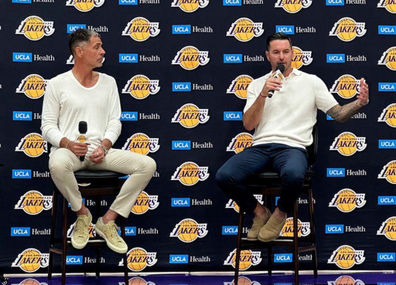 El gerente general de los Lakers de Los Ángeles, Rob Pelinka (izquierda), y el entrenador en jefe JJ Redick conversan con los reporteros en una conferencia de prensa en el complejo de entrenamiento de los Lakers en El Segundo, California, el 24 de septiembre de 2026. (Foto AP/Greg Beacham)